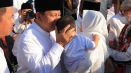 Ketua Umum Partai Gerindra Prabowo Subianto saat bersama Masyarakat. (Facbook.com/@Prabowo Subianto)
