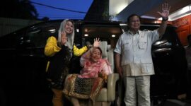 Ketua Umum Partai Gerindra Prabowo Subianto menyambut kehadiran putri almarhum Presiden keempat RI Abdurrahman Wahid atau Gus Dur, Yenny Wahid. (Dok. Tim Media Prabowo Subianto)
