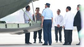 Menteri Pertahanan Prabowo Subianto mendampingi Presiden Joko Widodo (Jokowi) melepas bantuan kemanusiaan Indonesia untuk Palestina di Lanud Halim Perdanakusuma. (Dok. Tim Media Prabowo Subianto)