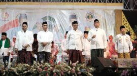 Ketua DPD Partai Gerindra Jawa Tengah Sudaryono memimpin Sholawat di Kabupaten Demak Jawa Tengah Bersama Gus Azmi. (Dok. DPD Partai Gerindra Jateng)