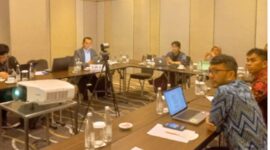 Anggota Komisioner BNSP, Amilin, memenuhi undangan Direktur Perundingan Perdagangan Jasa Kementerian Perdagangan RI, Basaria Tiara L. Gaol, dalam pembahasan tentang penyusunan jawaban pertanyaan terkait proposal Movement of Natural Persons (MNP) dan pembahasan usulan Indonesia atas skema Working Holiday Visa (WHV) yang dilaksanakan di Double Tree by Hilton Jakarta (28/12/23). (Doc.BNSP)