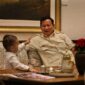 Menteri Pertahanan Prabowo Subianto menerima kunjungan silaturahmi seorang anak jenius, Kenneth Matthew di kediaman pribadinya di Kertanegara IV. (Dok. Tim Media Prabowo-Gibran)
