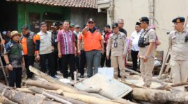 Deputi Bidang Logistik dan Peralatan (Logpal) Badan Nasional Penanggulangan Bencana (BNPB) Lilik Kurniawan tinjau lokasi terdampak bencana tanah longsor. (Dok. BNPB)