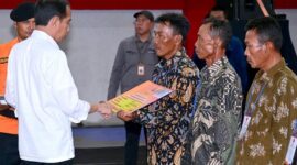 Presiden Jokowi Serahkan Bantuan Stimulan Bagi Petani Terdampak Banjir Kota Purwodadi, Kabupaten Grobogan, Jawa Tengah. (Dok. BNPB)