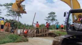 Luapan air yang merendam pemukiman warga, sedikitnya wilayah 3 RT, di Desa Bantarsari, kecamatan Bantarsari, Kabupaten Cilacap mulai surut, Sabtu (2/3/2024). (Dok. BPBD Kabupaten Cilacap)