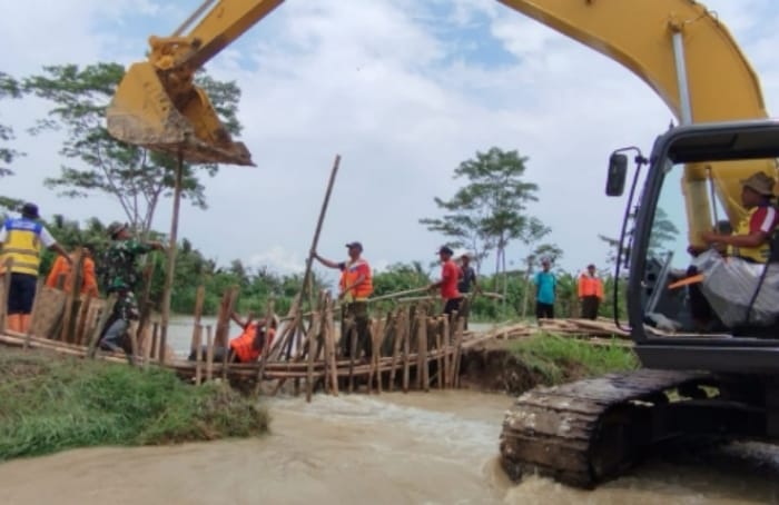 Luapan air yang merendam pemukiman warga, sedikitnya wilayah 3 RT, di Desa Bantarsari, kecamatan Bantarsari, Kabupaten Cilacap mulai surut, Sabtu (2/3/2024). (Dok. BPBD Kabupaten Cilacap)