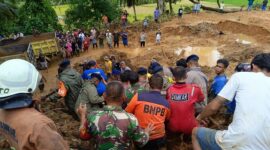 Proses evakuasi korban meninggal dunia yang tertimbun longsor di Kabupaten Padang Pariaman, Sumatra Barat. (Dok. BPBD Kabupaten Padang Pariaman.)