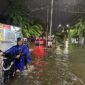 Warga mendorong sepeda motor yang mogok akibat banjir di Kota Semarang, Jawa Tengah. (Dok. BPBD Kota Semarang)