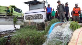 Kepala Badan Nasional Penanggulangan Bencana (BNPB) Letjen TNI Suharyanto saat mengunjungi Jawa Tengah. (Dok. BNPB)