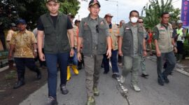 Kepala BNPB Letjen TNI Suharyanto mengunjungi lokasi terdampak banjir di Kabupaten Kendal. (Dok. BNPB)