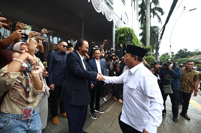 Ketua Umum Partai NasDem Surya Paloh memberikan selamat secara langsung kepada Prabowo Subianto. (Dok. Tim Meida Prabowo)

