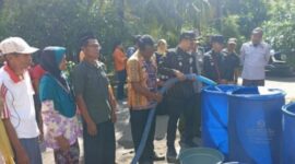 Tim gabungan dari Pemerintah Kabupaten Cilacap mendistribusikan air bersih di wilayah terdampak kekeringan, di Kabupaten Cilacap, Minggu (9/6/2024). Dok. BPBD Kab. Cilacap.