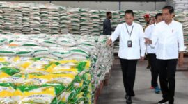 Presiden Jokowi saat memberikan bantuan Pangan Non-Tunai (BPNT) berupa beras 10 kilogram per keluarga. (Dok. setkab.go.id)