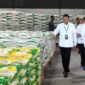 Presiden Jokowi saat memberikan bantuan Pangan Non-Tunai (BPNT) berupa beras 10 kilogram per keluarga. (Dok. setkab.go.id)