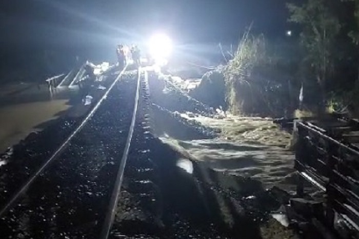 Kondisi jalur rel kereta api KM 32+5/7 antara Stasiun Gubug-Stasiun Karangjati di Desa Papanrejo, Kecamatan Gubug, Kabupaten Grobogan, Jawa Tengah. (Dok. BPBD Kabupaten Grobogan)