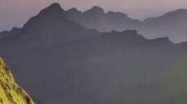 Basarnas mengevakuasi jenazah pendaki wanita dari jurang Gunung Natas Angin sedalam 180 meter di Kudus. (Instagram.com @ahmadsaidasari_)