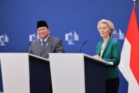 Presiden Komisi Eropa Ursula von der Leyen dan Presiden Prabowo Subianto berjabat tangan di Brussels setelah pengumuman FTA bersejarah. (Dok. Tim Media Prabowo)