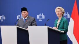 Presiden Komisi Eropa Ursula von der Leyen dan Presiden Prabowo Subianto berjabat tangan di Brussels setelah pengumuman FTA bersejarah. (Dok. Tim Media Prabowo)