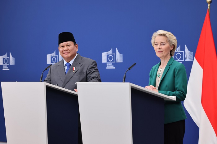 Presiden Komisi Eropa Ursula von der Leyen dan Presiden Prabowo Subianto berjabat tangan di Brussels setelah pengumuman FTA bersejarah. (Dok. Tim Media Prabowo)