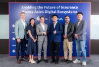 Atas (Kiri ke Kanan): Adrian Hill, Chief Digital & Consumer Officer; Maya Hoang, Digital Consumer Vice President; dan Clemens Philippi, Chief Executive Officer, MSIG Asia, bersama dengan Bill Song, Group Chief Executive Officer; Arun Sangwan, Chief Commercial Officer, APAC; dan Linguo You, Head of Presales, Peak3.